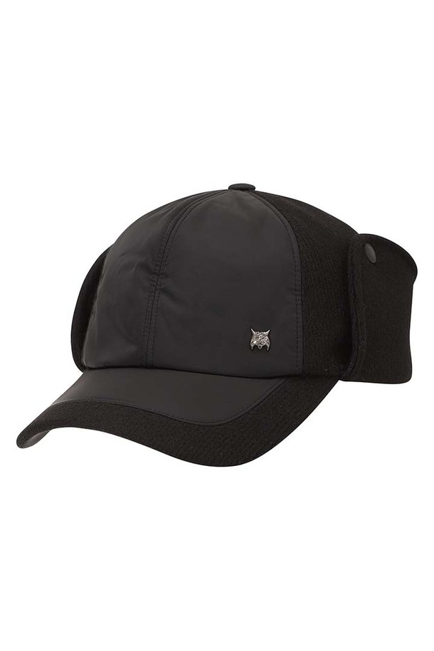 25FW 남성 니트 귀도리 패딩 육쪽캡 L11E4CP207_BK는 가을, 겨울 시즌에 착용하기 좋은 남성용 육쪽캡입니다. 블랙과 베이지 두 가지 색상으로 출시되었으며, 골프 및 일상생활에서 모두 활용 가능합니다. 폴리에스테르, 아크릴, 레이온 혼방 소재에 두꺼운 두께감으로 보온성을 높였으며, 무지 디자인에 귀도리, 패딩 디테일이 특징입니다. 6패널 구조에 탈부착 가능한 플라스틱 귀도리가 있어 보온성을 조절할 수 있으며, 약간의 신축성과 내부 라이닝으로 편안한 착용감을 제공합니다. 캐주얼, 클래식, 미니멀 스타일의 골프룩 또는 겨울 데일리룩에 매치하여 세련된 분위기를 연출해보세요.
