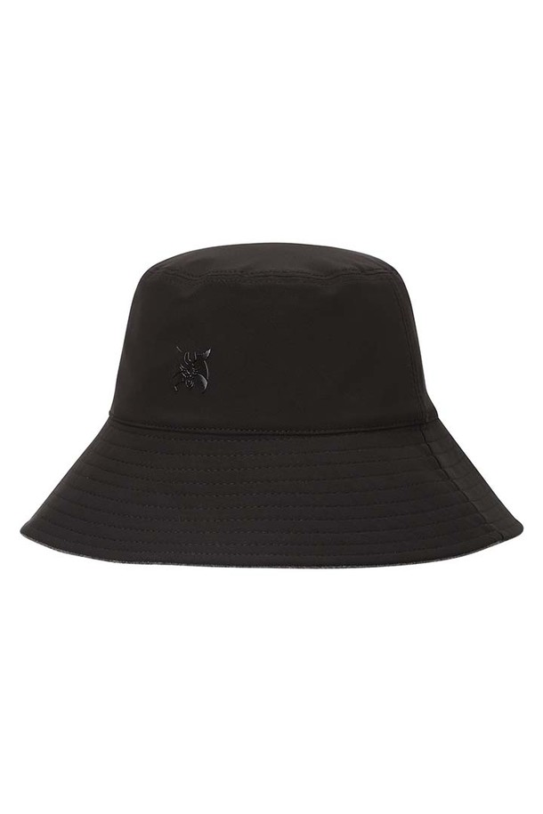 **[25FW] 남성 플리스 리버서블 버킷햇 L11E4CP204_BK**는 부드러운 촉감의 플리스 소재로 제작된 남성 버킷햇입니다. 겨울 계절에 적합하며, 무지 디자인으로 캐주얼, 미니멀, 클래식 스타일을 연출하기 좋습니다. 블랙과 화이트 컬러의 양면 착용이 가능하여, 하나의 모자로 다양한 스타일을 연출할 수 있습니다. 챙 넓이는 8.5cm이며, 보온 기능을 갖춰 골프룩 또는 겨울 데일리룩에 활용하기 좋습니다. 내부 안감이 있어 더욱 따뜻하고 편안하게 착용할 수 있습니다.
