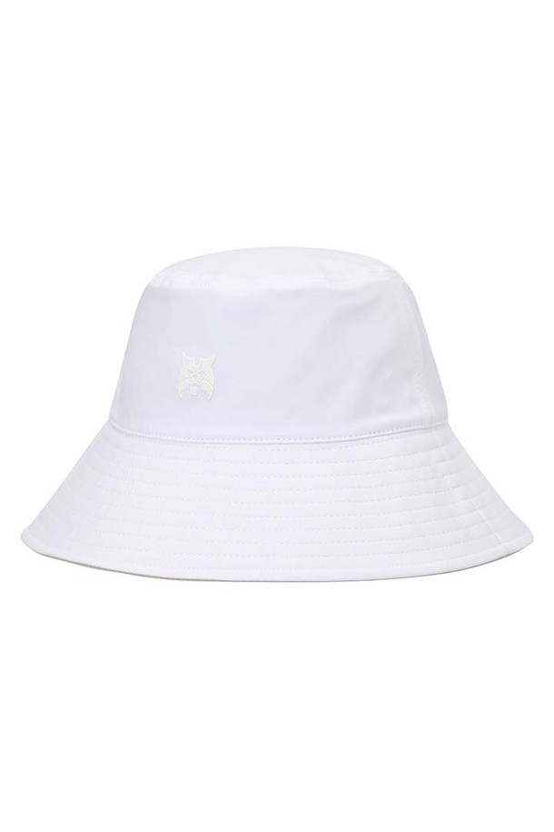 **[25FW] 남성 플리스 리버서블 버킷햇 L11E4CP204_WH**

부드러운 플리스 소재로 제작되어 겨울철 보온성을 높인 남성용 버킷햇입니다. 화이트와 블랙 양면으로 착용 가능하여, 한 개의 모자로 다양한 스타일 연출이 가능합니다. 챙 길이 8.5cm로 햇빛을 가려주며, 안감과 신축성 있는 소재로 편안한 착용감을 제공합니다. 캐주얼, 미니멀, 클래식 스타일로 골프룩, 겨울 데일리룩, 산책룩 등 다양한 TPO에 활용하기 좋습니다. 약간의 비침이 있으며, 리버서블 디자인으로 실용성을 더했습니다.
