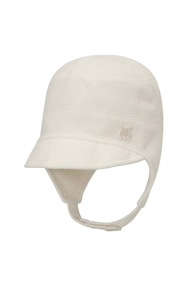 **[25FW] 여성 플리스 방한 변형캡 L21E4CP261_IV**는 부드러운 플리스 소재로 제작되어 뛰어난 착용감을 자랑하는 여성 방한 변형캡입니다. 겨울철 골프나 일상생활에서 따뜻함과 스타일을 동시에 잡을 수 있도록 디자인되었습니다. 아이보리와 블랙 두 가지 색상으로 출시되어 다양한 겨울 코디에 활용하기 좋습니다. 챙 넓이 5.5cm로 햇빛을 가려주며, 턱끈이 달려 있어 안정적인 착용감을 선사합니다. 경량, 신축성, 내부 안감 처리로 보온성을 높여 겨울철 야외 활동에도 적합합니다.
