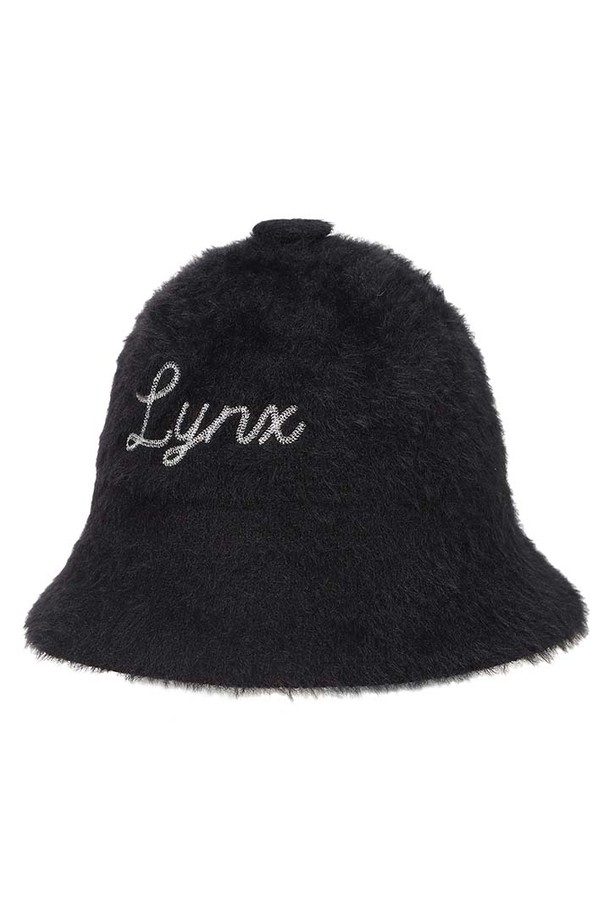 [25FW] 여성 니트 방한 버킷햇 L21E4CP262_BK는 겨울철 방한을 위한 여성용 버킷햇입니다. 부드러운 촉감의 나일론과 폴리에스테르 혼방 소재로 제작되어 가볍고 편안한 착용감을 제공합니다. 무지 디자인에 블랙과 아이보리 두 가지 색상으로 출시되어 다양한 겨울 코디에 활용하기 좋습니다. 캐주얼, 미니멀, 클래식 스타일의 골프룩 또는 겨울 데일리룩에 매치하여 따뜻하고 스타일리시하게 연출할 수 있습니다. 가벼운 무게와 휴대성으로 언제 어디서든 간편하게 착용 가능하며, 세트업 (L21E4AC251) 제품과 함께 더욱 완벽한 스타일을 완성할 수 있습니다.
