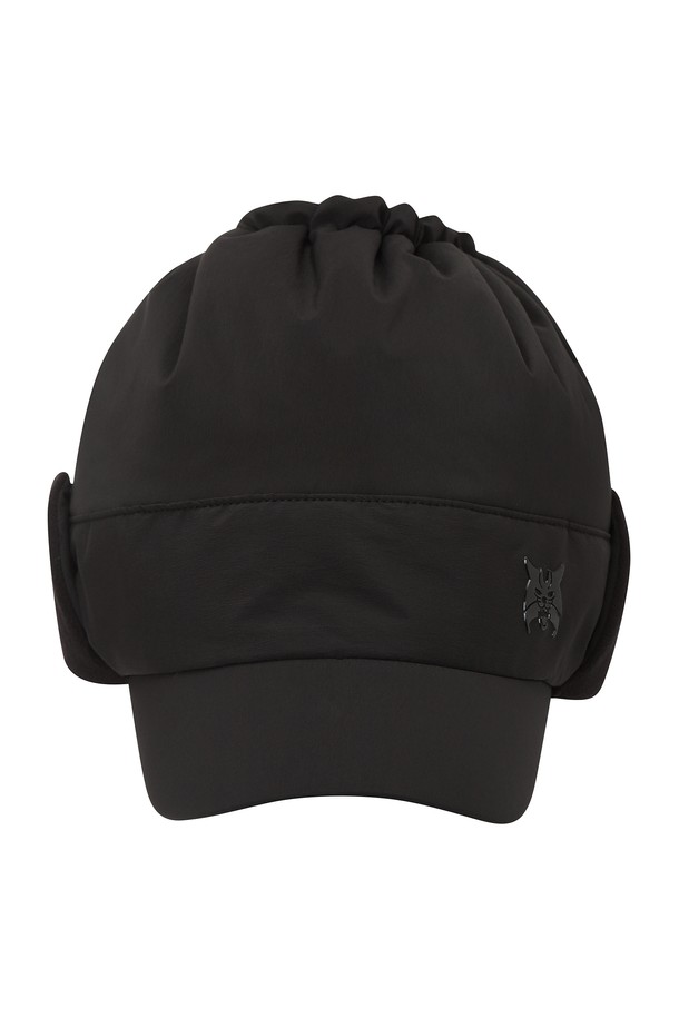 [25FW] 남성 변형 방한캡 L11E4CP304_BK는 겨울철 골프룩 또는 데일리룩에 적합한 남성용 방한 모자입니다. 블랙 컬러의 무지 디자인으로 캐주얼, 미니멀, 클래식 스타일을 연출합니다. 나일론과 폴리에스테르 혼방 소재로 제작되어 두꺼운 두께감으로 보온성을 높였습니다. 6.5cm 챙 길이와 탈부착 가능한 플라스틱 이어플랩, 상단 탄성 조절 시스템, UV 프로텍션 챙이 특징입니다. 자외선 차단 및 방한 기능으로 겨울철 야외 활동 시 유용하게 착용할 수 있습니다.
