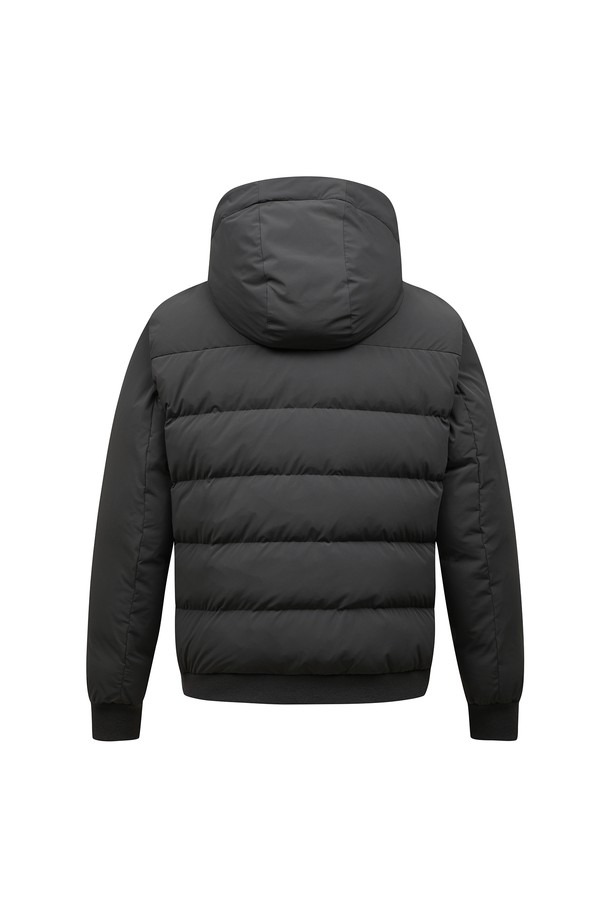 **[25FW] 남성 퀼팅믹스 덕 다운 점퍼 L11E4JP334_DG**는 다크그레이 및 네이비 색상으로 출시된 남성용 덕다운 점퍼입니다. 퀼팅 처리된 스포티한 디자인으로, 겨울철 골프룩 또는 데일리룩에 활용하기 좋습니다. 80% 덕다운과 20% 덕페더 충전재로 보온성을 높였으며, 후드는 탈부착 가능합니다. 레귤러핏에 집업 스타일로 편안하게 착용할 수 있으며, 긴 소매 기장을 갖추었습니다. 나일론, 폴리에스테르, 폴리우레탄 혼방 소재로 신축성 있는 착용감을 제공합니다.
