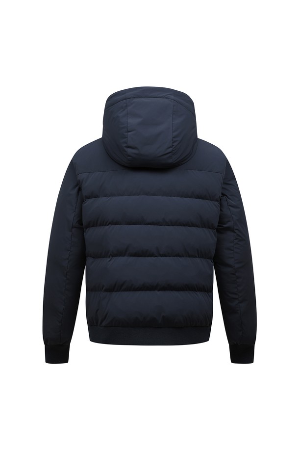 [25FW] 남성 퀼팅 믹스 덕 다운 점퍼 L11E4JP334_NA는 남성용 덕다운 점퍼입니다. 네이비 및 다크 그레이 컬러로 출시되었으며, 가을과 겨울에 착용하기 좋습니다. 스포티하면서도 캐주얼한 스타일을 연출하며, 퀼팅 패턴과 레귤러 핏, 집업 여밈 방식이 특징입니다. 후드 탈부착이 가능하며, 플리스 소재와 덕다운 충전재를 사용하여 보온성과 방수 기능을 갖췄습니다. 골프 및 일상생활에서 폭넓게 활용할 수 있습니다.
