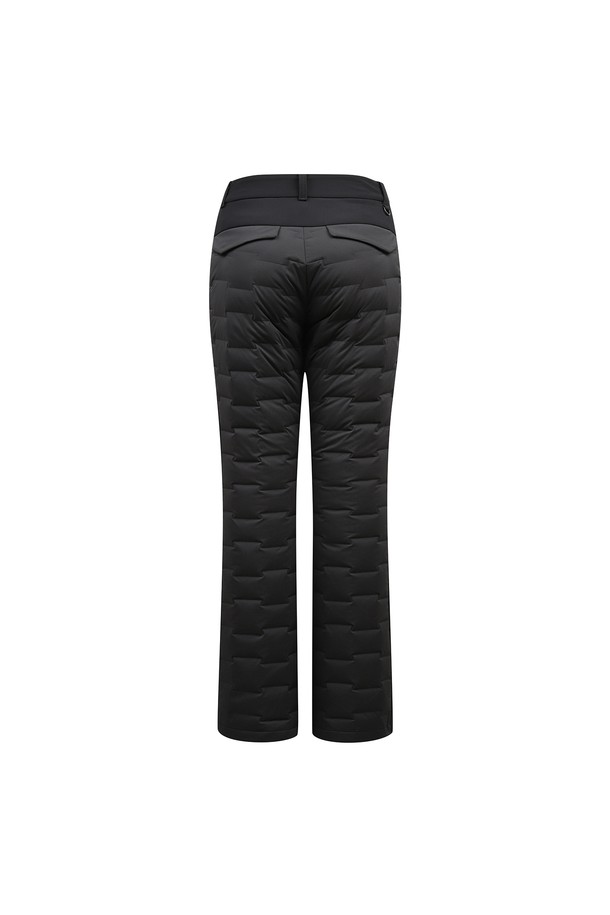 **[베이직라인] 여성 저지 배색 다운 팬츠 L22E4PT075_BK**는 골프 또는 일상에서 활용하기 좋은 여성용 다운 팬츠입니다. 겨울철 추위에도 따뜻함을 유지할 수 있도록 튜브 원단 구조에 덕다운 80%, 덕페더 20% 충전재를 사용하여 보온성을 높였습니다. 허리 밴딩으로 편안한 착용감을 제공하며, 신축성 있는 소재로 활동성을 보장합니다. 블랙, 베이지, 화이트 세 가지 색상으로 출시되었으며, 사이드 저지 배색 패널이 디자인 포인트입니다. 레귤러핏의 긴 기장으로 캐주얼, 미니멀, 클래식 스타일을 연출하기 좋습니다.
