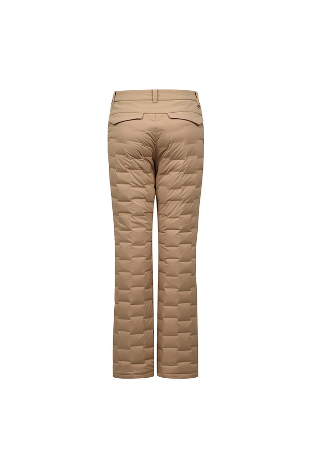**[베이직라인] 여성 저지배색 다운 팬츠 L22E4PT075_BG**는 겨울철 골프 및 일상생활에서 활용하기 좋은 여성 다운 팬츠입니다. 베이지 컬러에 저지 배색 디자인이 돋보이며, 레귤러 핏으로 편안한 착용감을 선사합니다. 겉감은 폴리에스터, 나일론, 폴리우레탄 혼방 소재로 제작되었으며, 톡톡한 두께감과 신축성으로 활동성을 높였습니다. 충전재는 몸판에 오리솜털 80%, 오리깃털 20%를 사용하여 보온성을 극대화했으며, 주머니는 폴리에스터 100% 충전재로 제작되었습니다. 무지 스타일로 다양한 상의와 매치하기 용이하며, 겨울 데일리룩과 골프룩에 모두 활용 가능한 실용적인 아이템입니다.
