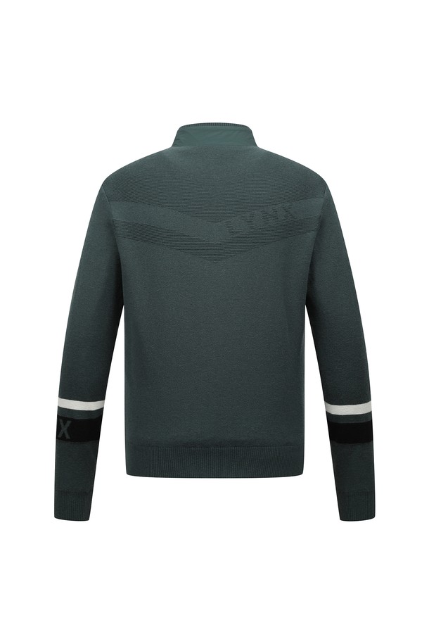 [25FW] 남성 전판 충전재 가디건 L11E4SD328_GN은 겨울 시즌, 스포티한 골프룩을 위한 남성용 가디건입니다. 그린과 아이보리 두 가지 색상으로 제공되며, 무지 디자인에 레귤러핏으로 제작되었습니다. 두꺼운 두께감과 부드러운 촉감의 이중 니트 구조로 보온성을 높였으며, 충전재와 방풍 기능을 갖춰 추운 날씨에도 따뜻하게 착용할 수 있습니다. 집업 스타일의 긴소매 가디건으로, 안감이 있어 편안한 착용감을 선사합니다.
