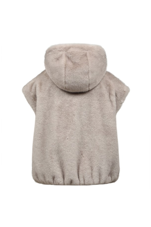 **[25FW] 여성 에코 퍼 베스트 L21E4JV152_GY**

부드러운 촉감과 따뜻함을 선사하는 여성 에코 퍼 베스트입니다. 아이보리 그레이 컬러의 무지 디자인으로, 캐주얼 및 미니멀 스타일을 연출하기 좋습니다. 겨울 시즌, 골프룩과 일상룩에 모두 활용 가능하며, 루즈핏과 드롭 숄더 디자인으로 편안한 착용감을 제공합니다. 집업 방식으로 간편하게 착용할 수 있으며, 안감이 있어 보온성을 높였습니다. 
