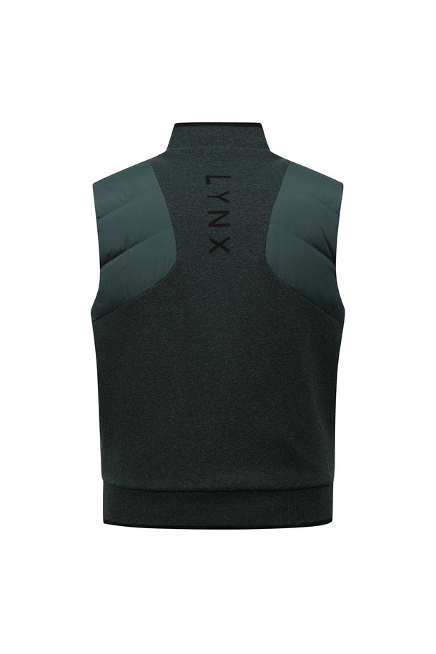 [25FW] 남성 하이브리드 오픈 베스트 L11E4SV324_GN은 그린 컬러의 남성용 패딩 베스트입니다. 가을과 겨울에 착용하기 좋은 두꺼운 두께감으로, 보온성과 경량성을 동시에 제공합니다. 나일론과 폴리에스테르 혼방 소재로 제작되어 스포티하면서도 캐주얼한 스타일을 연출하며, 골프 및 일상생활에서 활용하기 좋습니다. 오픈형 디자인과 레귤러핏으로 편안한 착용감을 선사하며, 민소매 디자인으로 활동성을 높였습니다. 하이브리드 특징으로 다양한 스타일을 소화하며 미니멀한 무드를 더합니다.
