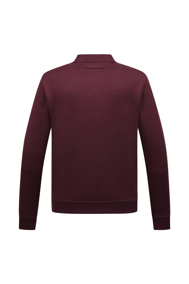 **[25FW] 남성 융기모 모크넥 니트 L11E4SR121_WN**는 가을과 겨울에 따뜻하게 착용할 수 있는 남성용 니트입니다. 와인 컬러의 무지 디자인으로, 스포티하고 미니멀한 스타일을 연출합니다. 부드러운 촉감의 융기모 소재와 두꺼운 두께감으로 보온성을 높였으며, 모크넥 디자인이 특징입니다. 골프룩에 적합하며, 레귤러핏과 긴소매 기장으로 편안한 착용감을 제공합니다.
