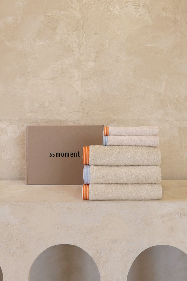 "밀키 베이지" 색상의 프리미엄 타월 세트로, 부드러운 촉감과 고급스러운 광택이 특징입니다. 페이스타월 3개와 핸드타월 2개로 구성되어 있으며, 흡습성이 뛰어나고 저잔털 기능으로 쾌적한 사용감을 선사합니다. OEKO-TEX 안전인증 1등급을 획득하여 안심하고 사용할 수 있으며, 스트라이프 패턴과 선물 포장 및 메시지 카드 선택 옵션을 통해 더욱 특별한 선물이 될 수 있습니다.
