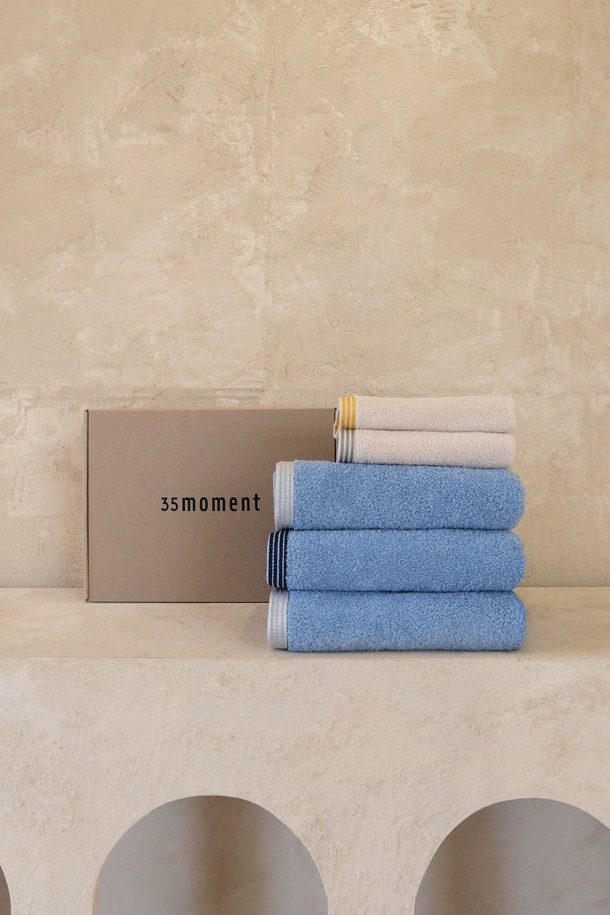 "코지 블루" 색상의 [선물포장] 타월 세트 5P입니다. 부드러운 촉감의 프리미엄 코튼 소재로 제작되었으며, 페이스타월 3개와 핸드타월 2개, 선물 박스, 메시지 카드로 구성되어 있어 선물용으로 좋습니다. 스트라이프 패턴과 고급스러운 광택의 트림, 먼지/필링 최소화 기능, OEKO-TEX Standard 100 인증으로 품질을 더했습니다.
