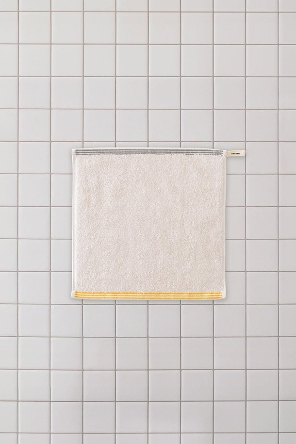 부드러운 촉감의 핸드 타월, [선물포장] 소프트 크림입니다. 그레이와 옐로우 색상의 스트라이프 디자인으로, 면, 모달, 폴리에스테르 혼방 소재로 제작되어 흡습, 속건, 항균 기능이 뛰어납니다. OEKO-TEX 인증을 받아 민감성 피부에도 안심하고 사용할 수 있으며, 걸이용 고리와 메시지 카드가 포함되어 있어 세안, 손 닦기, 주방, 여행 등 다양한 용도로 활용 가능합니다.
