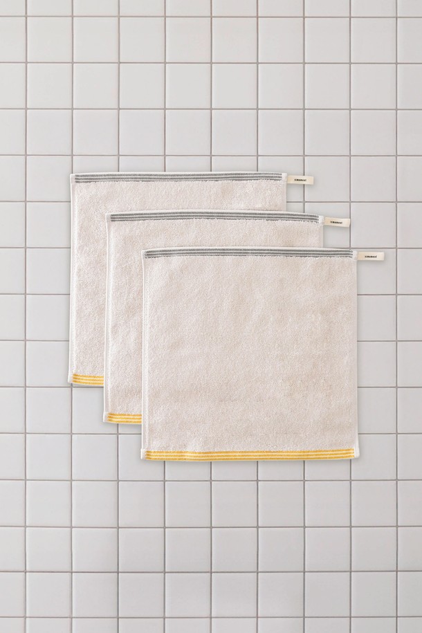 부드러운 촉감의 [선물포장] 핸드 타월 3P_소프트 크림입니다. 그레이, 옐로우, 크림 세 가지 색상으로 구성되어 있으며, 면, 모달, 폴리에스테르 혼방 소재에 스트라이프 패턴으로 디자인되었습니다. 흡습 및 속건 기능으로 욕실, 주방, 여행 등 다용도로 활용 가능하며, OEKO-TEX STANDARD 100 인증을 받아 민감성 피부에도 안심하고 사용할 수 있습니다. 고급 코머드사 가공, 낮은 보풀/먼지 발생, 걸이용 라벨 루프, 형광증백제 무첨가로 꼼꼼하게 제작되었으며, 타월 3개와 선물박스, 메시지 카드로 구성되어 있어 선물용으로도 좋습니다.
