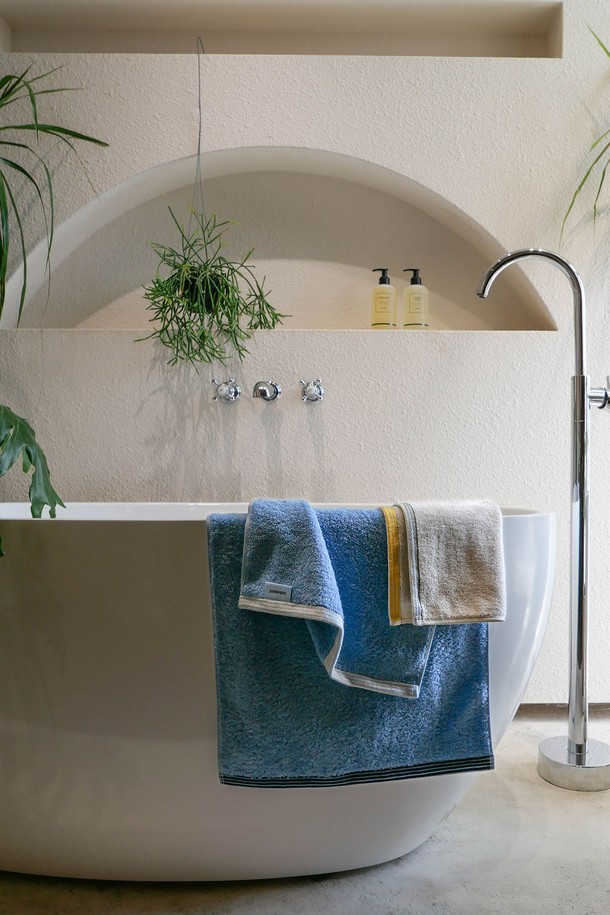 "코지 블루" 색상의 [선물포장] 타월 세트 5P입니다. 부드러운 촉감의 프리미엄 코튼 소재로 제작되었으며, 페이스타월 3개와 핸드타월 2개, 선물 박스, 메시지 카드로 구성되어 있어 선물용으로 좋습니다. 스트라이프 패턴과 고급스러운 광택의 트림, 먼지/필링 최소화 기능, OEKO-TEX Standard 100 인증으로 품질을 더했습니다.
