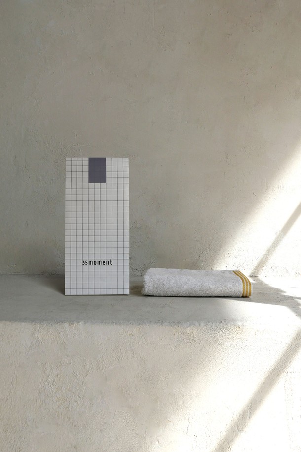 부드러운 촉감의 핸드 타월, [선물포장] 소프트 크림입니다. 그레이와 옐로우 색상의 스트라이프 디자인으로, 면, 모달, 폴리에스테르 혼방 소재로 제작되어 흡습, 속건, 항균 기능이 뛰어납니다. OEKO-TEX 인증을 받아 민감성 피부에도 안심하고 사용할 수 있으며, 걸이용 고리와 메시지 카드가 포함되어 있어 세안, 손 닦기, 주방, 여행 등 다양한 용도로 활용 가능합니다.
