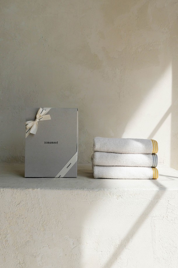 부드러운 촉감의 [선물포장] 핸드 타월 3P_소프트 크림입니다. 그레이, 옐로우, 크림 세 가지 색상으로 구성되어 있으며, 면, 모달, 폴리에스테르 혼방 소재에 스트라이프 패턴으로 디자인되었습니다. 흡습 및 속건 기능으로 욕실, 주방, 여행 등 다용도로 활용 가능하며, OEKO-TEX STANDARD 100 인증을 받아 민감성 피부에도 안심하고 사용할 수 있습니다. 고급 코머드사 가공, 낮은 보풀/먼지 발생, 걸이용 라벨 루프, 형광증백제 무첨가로 꼼꼼하게 제작되었으며, 타월 3개와 선물박스, 메시지 카드로 구성되어 있어 선물용으로도 좋습니다.
