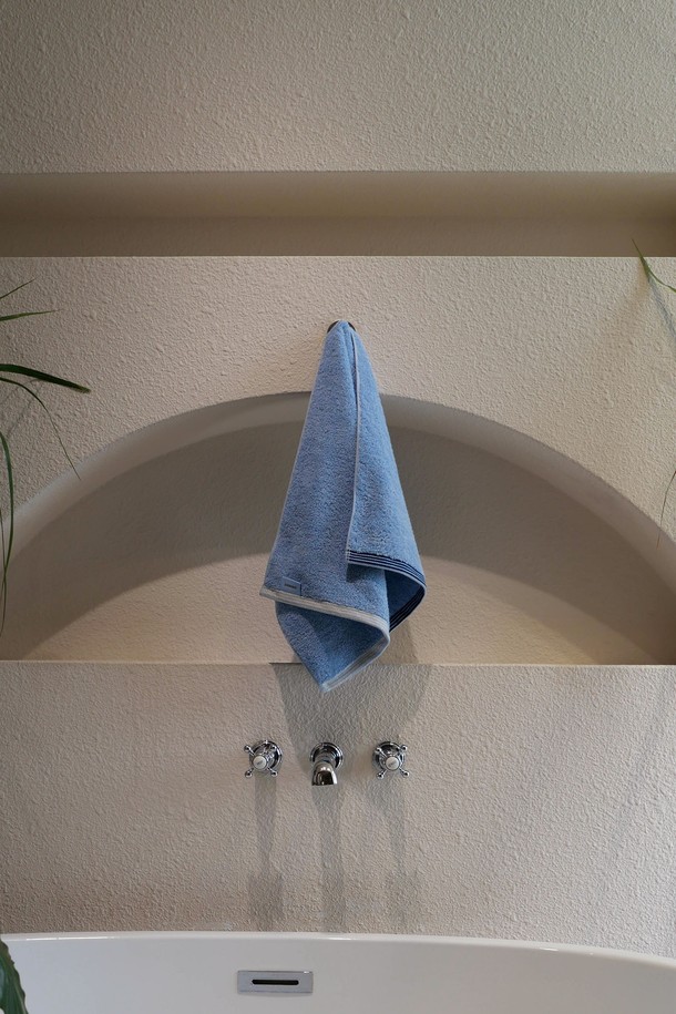 포근한 감촉의 40수 코마사 원단으로 제작된 [선물포장] 페이스 타월입니다. 흡습 및 향균 기능과 부드러운 촉감, 두꺼운 두께로 뛰어난 사용감을 선사하며, 코지 블루 컬러와 스트라이프 패턴이 은은한 멋을 더합니다. OEKO-TEX STANDARD 100 인증을 획득하고 형광증백제를 첨가하지 않아 안심하고 사용할 수 있으며, 40x90cm 사이즈에 고밀도 직조로 제작되어 선물 포장 및 메시지 카드와 함께 소중한 마음을 전하기 좋습니다.
