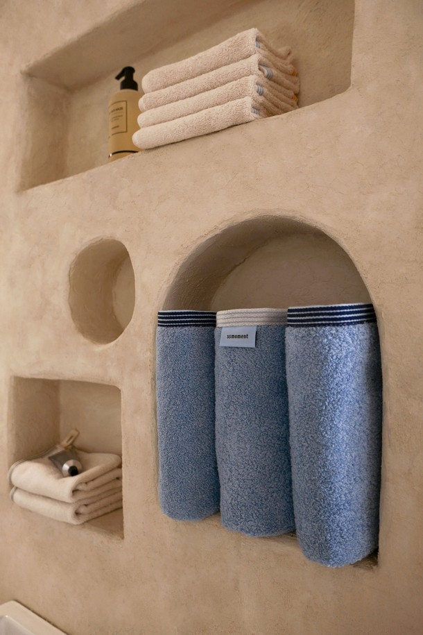 [선물포장] 페이스 타월 3P_코지 블루는 부드러운 촉감과 뛰어난 흡습/속건 기능을 갖춘 40cm x 90cm 사이즈의 페이스 타월 3P 세트입니다. 고밀도 직조의 면 & 폴리에스테르 혼방 40수 코마사 원단으로 제작되었으며, 시원한 코지 블루 컬러와 스트라이프 패턴으로 디자인되었습니다. OEKO-TEX STANDARD 100 인증 및 형광증백제 무첨가로 민감성 피부에도 안심하고 사용할 수 있으며, 선물 포장과 메시지 카드가 함께 제공되어 소중한 분들께 선물하기 좋습니다.
