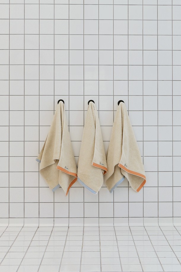 "밀키 베이지" 색상의 프리미엄 타월 세트로, 부드러운 촉감과 고급스러운 광택이 특징입니다. 페이스타월 3개와 핸드타월 2개로 구성되어 있으며, 흡습성이 뛰어나고 저잔털 기능으로 쾌적한 사용감을 선사합니다. OEKO-TEX 안전인증 1등급을 획득하여 안심하고 사용할 수 있으며, 스트라이프 패턴과 선물 포장 및 메시지 카드 선택 옵션을 통해 더욱 특별한 선물이 될 수 있습니다.
