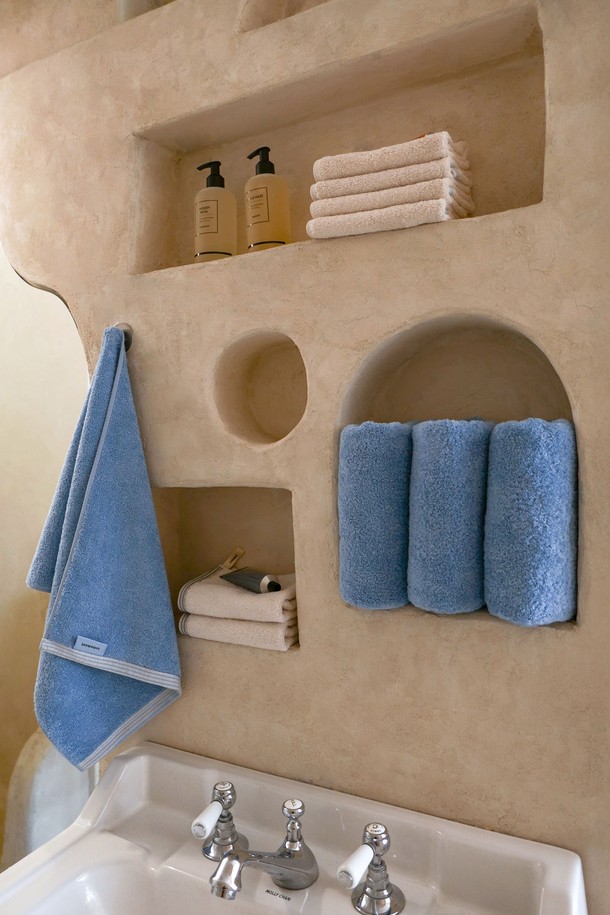 "코지 블루" 색상의 [선물포장] 타월 세트 5P입니다. 부드러운 촉감의 프리미엄 코튼 소재로 제작되었으며, 페이스타월 3개와 핸드타월 2개, 선물 박스, 메시지 카드로 구성되어 있어 선물용으로 좋습니다. 스트라이프 패턴과 고급스러운 광택의 트림, 먼지/필링 최소화 기능, OEKO-TEX Standard 100 인증으로 품질을 더했습니다.
