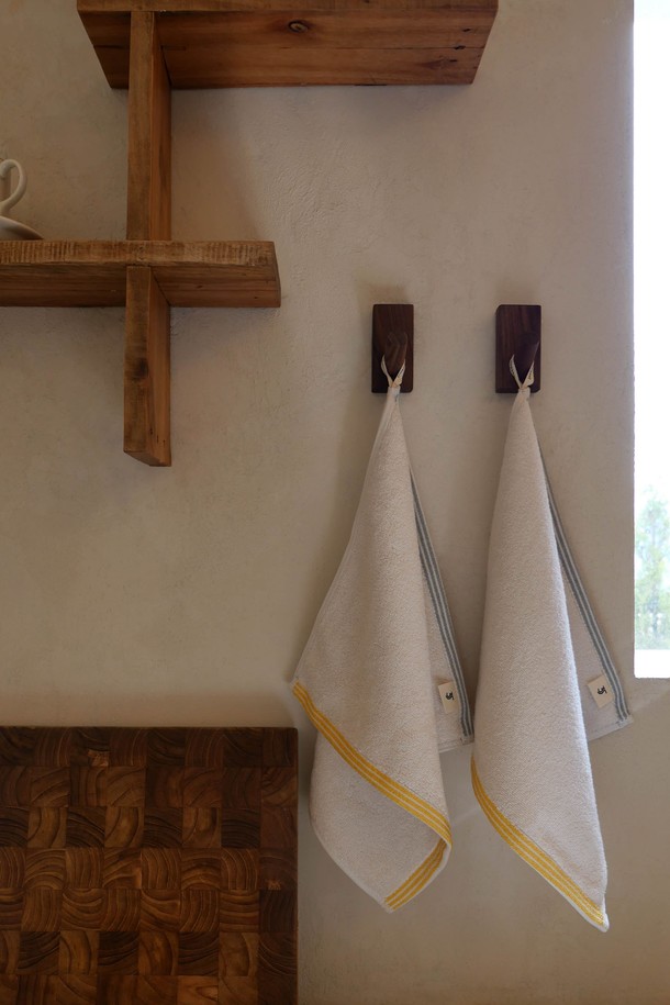 부드러운 촉감의 [선물포장] 핸드 타월 3P_소프트 크림입니다. 그레이, 옐로우, 크림 세 가지 색상으로 구성되어 있으며, 면, 모달, 폴리에스테르 혼방 소재에 스트라이프 패턴으로 디자인되었습니다. 흡습 및 속건 기능으로 욕실, 주방, 여행 등 다용도로 활용 가능하며, OEKO-TEX STANDARD 100 인증을 받아 민감성 피부에도 안심하고 사용할 수 있습니다. 고급 코머드사 가공, 낮은 보풀/먼지 발생, 걸이용 라벨 루프, 형광증백제 무첨가로 꼼꼼하게 제작되었으며, 타월 3개와 선물박스, 메시지 카드로 구성되어 있어 선물용으로도 좋습니다.
