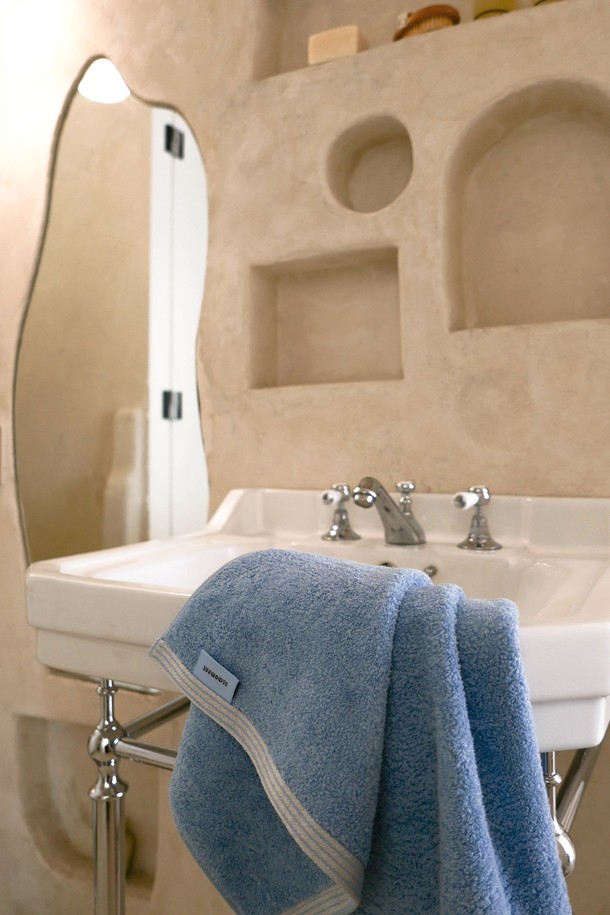 포근한 감촉의 40수 코마사 원단으로 제작된 [선물포장] 페이스 타월입니다. 흡습 및 향균 기능과 부드러운 촉감, 두꺼운 두께로 뛰어난 사용감을 선사하며, 코지 블루 컬러와 스트라이프 패턴이 은은한 멋을 더합니다. OEKO-TEX STANDARD 100 인증을 획득하고 형광증백제를 첨가하지 않아 안심하고 사용할 수 있으며, 40x90cm 사이즈에 고밀도 직조로 제작되어 선물 포장 및 메시지 카드와 함께 소중한 마음을 전하기 좋습니다.
