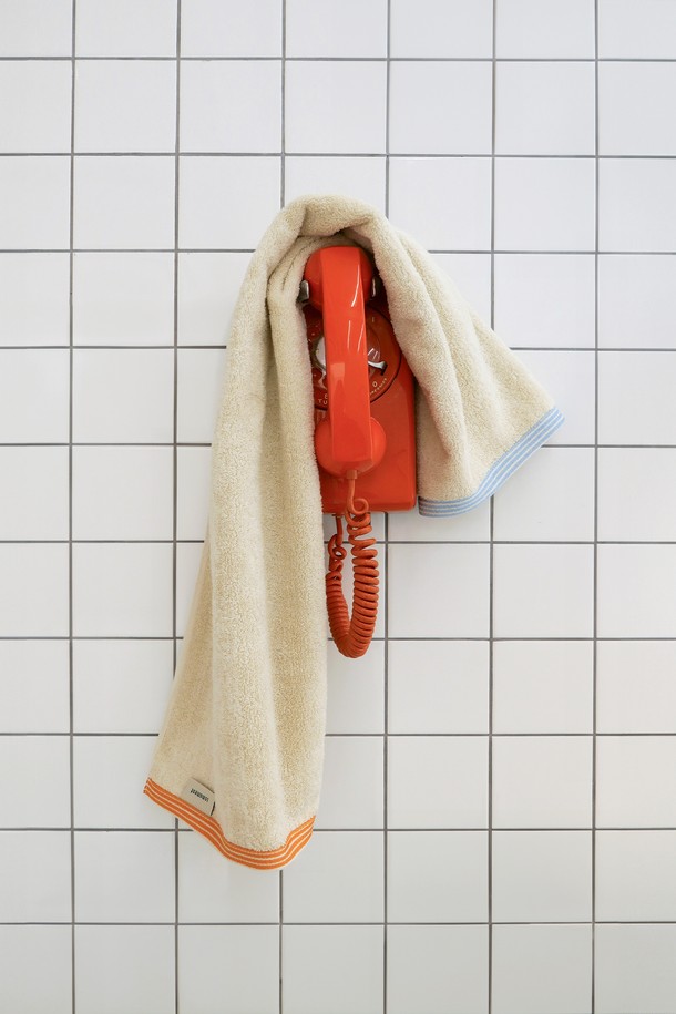 "밀키 베이지" 색상의 프리미엄 타월 세트로, 부드러운 촉감과 고급스러운 광택이 특징입니다. 페이스타월 3개와 핸드타월 2개로 구성되어 있으며, 흡습성이 뛰어나고 저잔털 기능으로 쾌적한 사용감을 선사합니다. OEKO-TEX 안전인증 1등급을 획득하여 안심하고 사용할 수 있으며, 스트라이프 패턴과 선물 포장 및 메시지 카드 선택 옵션을 통해 더욱 특별한 선물이 될 수 있습니다.
