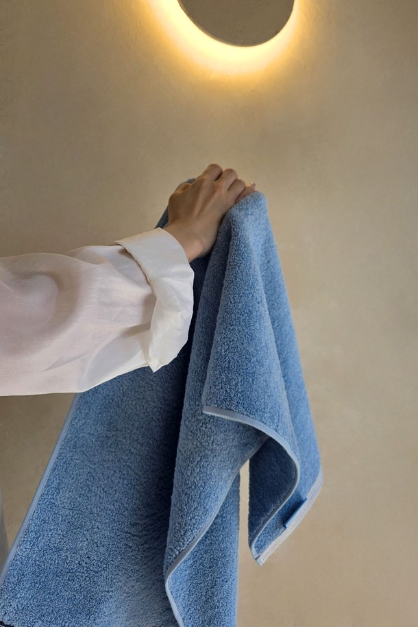 포근한 감촉의 40수 코마사 원단으로 제작된 [선물포장] 페이스 타월입니다. 흡습 및 향균 기능과 부드러운 촉감, 두꺼운 두께로 뛰어난 사용감을 선사하며, 코지 블루 컬러와 스트라이프 패턴이 은은한 멋을 더합니다. OEKO-TEX STANDARD 100 인증을 획득하고 형광증백제를 첨가하지 않아 안심하고 사용할 수 있으며, 40x90cm 사이즈에 고밀도 직조로 제작되어 선물 포장 및 메시지 카드와 함께 소중한 마음을 전하기 좋습니다.
