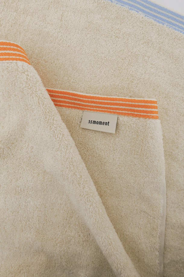 "밀키 베이지" 색상의 프리미엄 타월 세트로, 부드러운 촉감과 고급스러운 광택이 특징입니다. 페이스타월 3개와 핸드타월 2개로 구성되어 있으며, 흡습성이 뛰어나고 저잔털 기능으로 쾌적한 사용감을 선사합니다. OEKO-TEX 안전인증 1등급을 획득하여 안심하고 사용할 수 있으며, 스트라이프 패턴과 선물 포장 및 메시지 카드 선택 옵션을 통해 더욱 특별한 선물이 될 수 있습니다.
