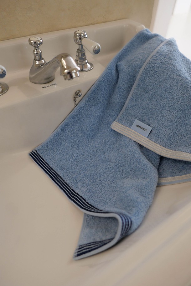 "코지 블루" 색상의 [선물포장] 타월 세트 5P입니다. 부드러운 촉감의 프리미엄 코튼 소재로 제작되었으며, 페이스타월 3개와 핸드타월 2개, 선물 박스, 메시지 카드로 구성되어 있어 선물용으로 좋습니다. 스트라이프 패턴과 고급스러운 광택의 트림, 먼지/필링 최소화 기능, OEKO-TEX Standard 100 인증으로 품질을 더했습니다.
