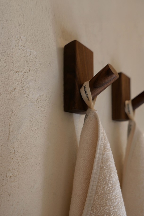 부드러운 촉감의 핸드 타월, [선물포장] 소프트 크림입니다. 그레이와 옐로우 색상의 스트라이프 디자인으로, 면, 모달, 폴리에스테르 혼방 소재로 제작되어 흡습, 속건, 항균 기능이 뛰어납니다. OEKO-TEX 인증을 받아 민감성 피부에도 안심하고 사용할 수 있으며, 걸이용 고리와 메시지 카드가 포함되어 있어 세안, 손 닦기, 주방, 여행 등 다양한 용도로 활용 가능합니다.
