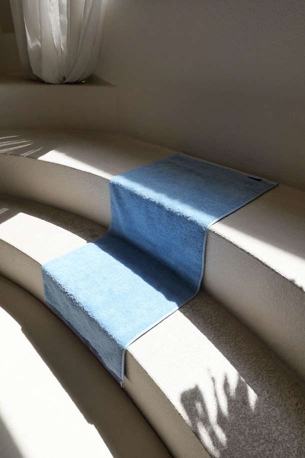 포근한 감촉의 40수 코마사 원단으로 제작된 [선물포장] 페이스 타월입니다. 흡습 및 향균 기능과 부드러운 촉감, 두꺼운 두께로 뛰어난 사용감을 선사하며, 코지 블루 컬러와 스트라이프 패턴이 은은한 멋을 더합니다. OEKO-TEX STANDARD 100 인증을 획득하고 형광증백제를 첨가하지 않아 안심하고 사용할 수 있으며, 40x90cm 사이즈에 고밀도 직조로 제작되어 선물 포장 및 메시지 카드와 함께 소중한 마음을 전하기 좋습니다.
