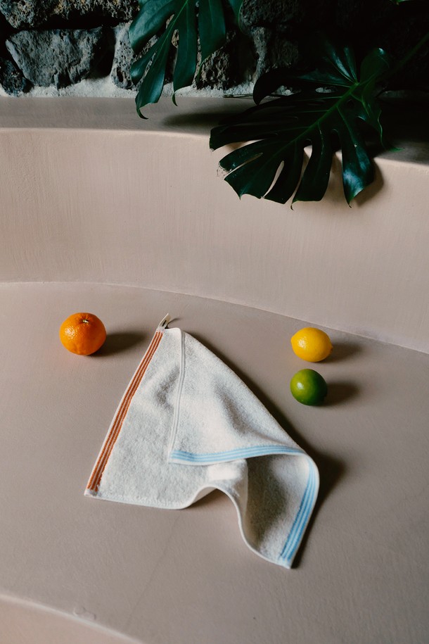 "밀키 베이지" 색상의 프리미엄 타월 세트로, 부드러운 촉감과 고급스러운 광택이 특징입니다. 페이스타월 3개와 핸드타월 2개로 구성되어 있으며, 흡습성이 뛰어나고 저잔털 기능으로 쾌적한 사용감을 선사합니다. OEKO-TEX 안전인증 1등급을 획득하여 안심하고 사용할 수 있으며, 스트라이프 패턴과 선물 포장 및 메시지 카드 선택 옵션을 통해 더욱 특별한 선물이 될 수 있습니다.
