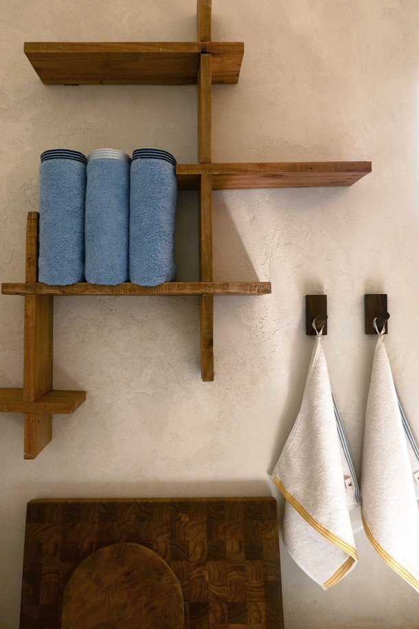 "코지 블루" 색상의 [선물포장] 타월 세트 5P입니다. 부드러운 촉감의 프리미엄 코튼 소재로 제작되었으며, 페이스타월 3개와 핸드타월 2개, 선물 박스, 메시지 카드로 구성되어 있어 선물용으로 좋습니다. 스트라이프 패턴과 고급스러운 광택의 트림, 먼지/필링 최소화 기능, OEKO-TEX Standard 100 인증으로 품질을 더했습니다.
