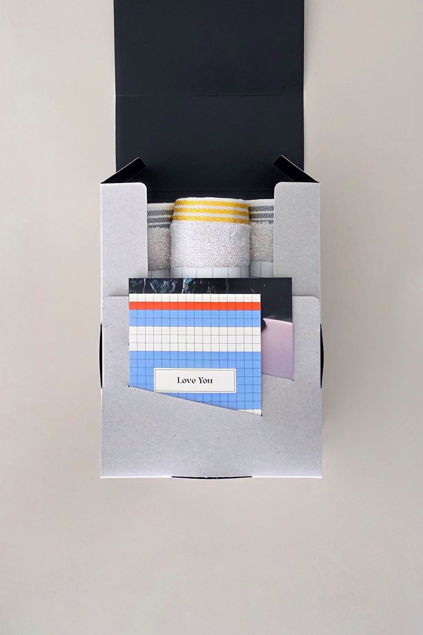 부드러운 촉감의 [선물포장] 핸드 타월 3P_소프트 크림입니다. 그레이, 옐로우, 크림 세 가지 색상으로 구성되어 있으며, 면, 모달, 폴리에스테르 혼방 소재에 스트라이프 패턴으로 디자인되었습니다. 흡습 및 속건 기능으로 욕실, 주방, 여행 등 다용도로 활용 가능하며, OEKO-TEX STANDARD 100 인증을 받아 민감성 피부에도 안심하고 사용할 수 있습니다. 고급 코머드사 가공, 낮은 보풀/먼지 발생, 걸이용 라벨 루프, 형광증백제 무첨가로 꼼꼼하게 제작되었으며, 타월 3개와 선물박스, 메시지 카드로 구성되어 있어 선물용으로도 좋습니다.
