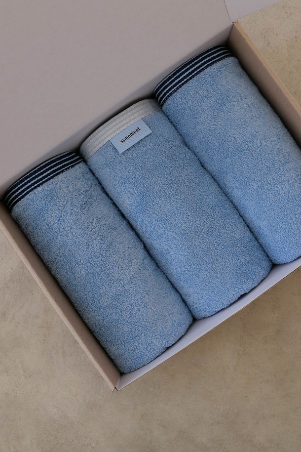 [선물포장] 페이스 타월 3P_코지 블루는 부드러운 촉감과 뛰어난 흡습/속건 기능을 갖춘 40cm x 90cm 사이즈의 페이스 타월 3P 세트입니다. 고밀도 직조의 면 & 폴리에스테르 혼방 40수 코마사 원단으로 제작되었으며, 시원한 코지 블루 컬러와 스트라이프 패턴으로 디자인되었습니다. OEKO-TEX STANDARD 100 인증 및 형광증백제 무첨가로 민감성 피부에도 안심하고 사용할 수 있으며, 선물 포장과 메시지 카드가 함께 제공되어 소중한 분들께 선물하기 좋습니다.
