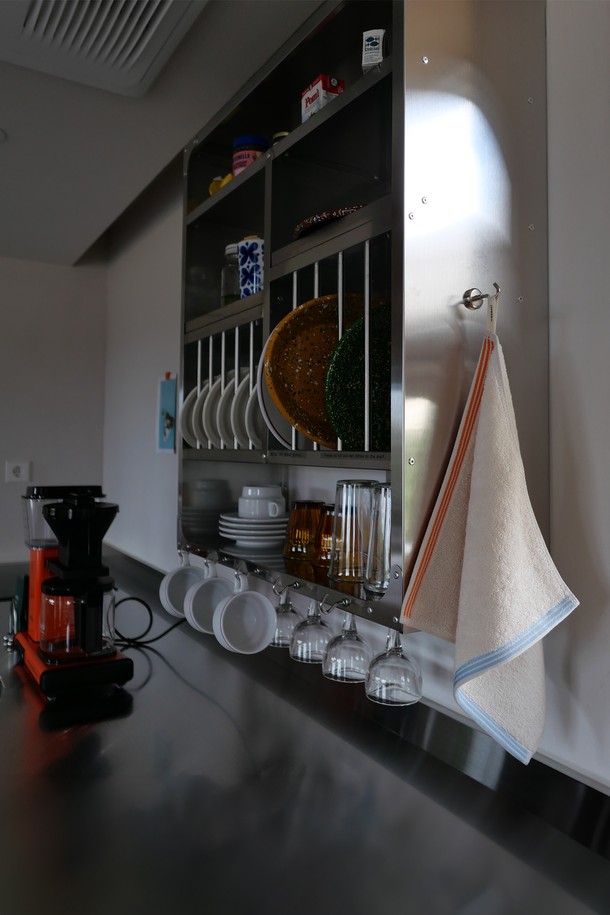 "밀키 베이지" 색상의 프리미엄 타월 세트로, 부드러운 촉감과 고급스러운 광택이 특징입니다. 페이스타월 3개와 핸드타월 2개로 구성되어 있으며, 흡습성이 뛰어나고 저잔털 기능으로 쾌적한 사용감을 선사합니다. OEKO-TEX 안전인증 1등급을 획득하여 안심하고 사용할 수 있으며, 스트라이프 패턴과 선물 포장 및 메시지 카드 선택 옵션을 통해 더욱 특별한 선물이 될 수 있습니다.
