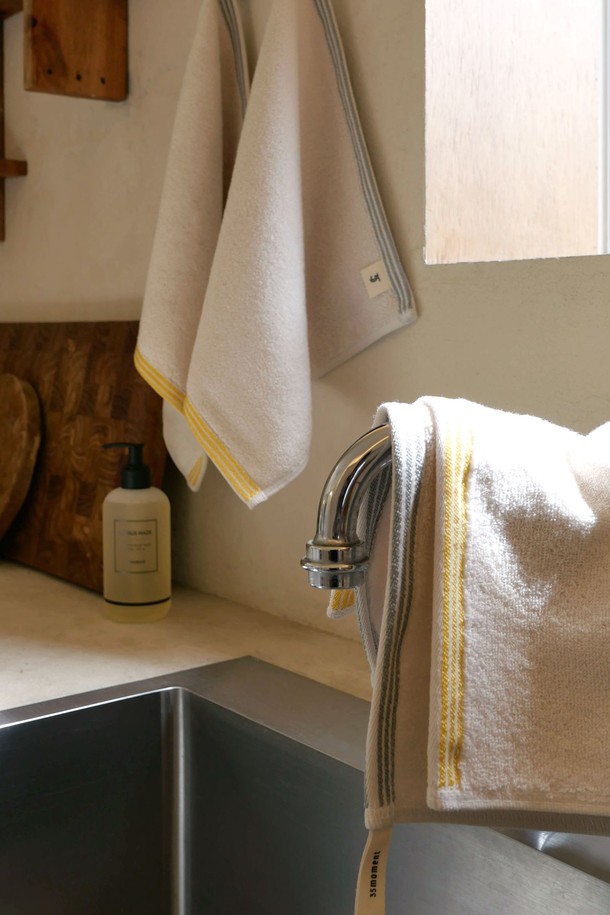 "코지 블루" 색상의 [선물포장] 타월 세트 5P입니다. 부드러운 촉감의 프리미엄 코튼 소재로 제작되었으며, 페이스타월 3개와 핸드타월 2개, 선물 박스, 메시지 카드로 구성되어 있어 선물용으로 좋습니다. 스트라이프 패턴과 고급스러운 광택의 트림, 먼지/필링 최소화 기능, OEKO-TEX Standard 100 인증으로 품질을 더했습니다.
