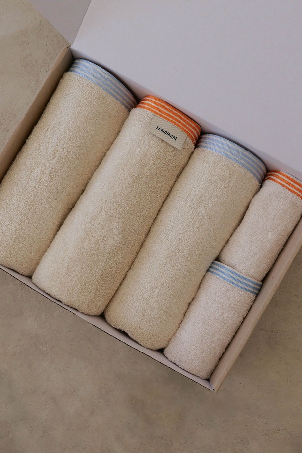 "밀키 베이지" 색상의 프리미엄 타월 세트로, 부드러운 촉감과 고급스러운 광택이 특징입니다. 페이스타월 3개와 핸드타월 2개로 구성되어 있으며, 흡습성이 뛰어나고 저잔털 기능으로 쾌적한 사용감을 선사합니다. OEKO-TEX 안전인증 1등급을 획득하여 안심하고 사용할 수 있으며, 스트라이프 패턴과 선물 포장 및 메시지 카드 선택 옵션을 통해 더욱 특별한 선물이 될 수 있습니다.
