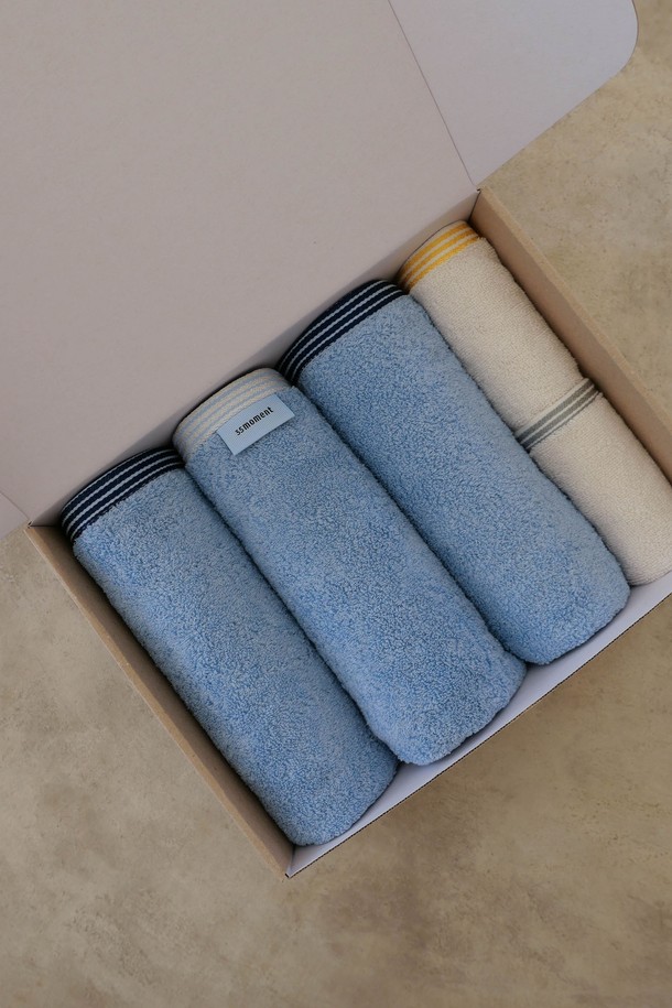 "코지 블루" 색상의 [선물포장] 타월 세트 5P입니다. 부드러운 촉감의 프리미엄 코튼 소재로 제작되었으며, 페이스타월 3개와 핸드타월 2개, 선물 박스, 메시지 카드로 구성되어 있어 선물용으로 좋습니다. 스트라이프 패턴과 고급스러운 광택의 트림, 먼지/필링 최소화 기능, OEKO-TEX Standard 100 인증으로 품질을 더했습니다.
