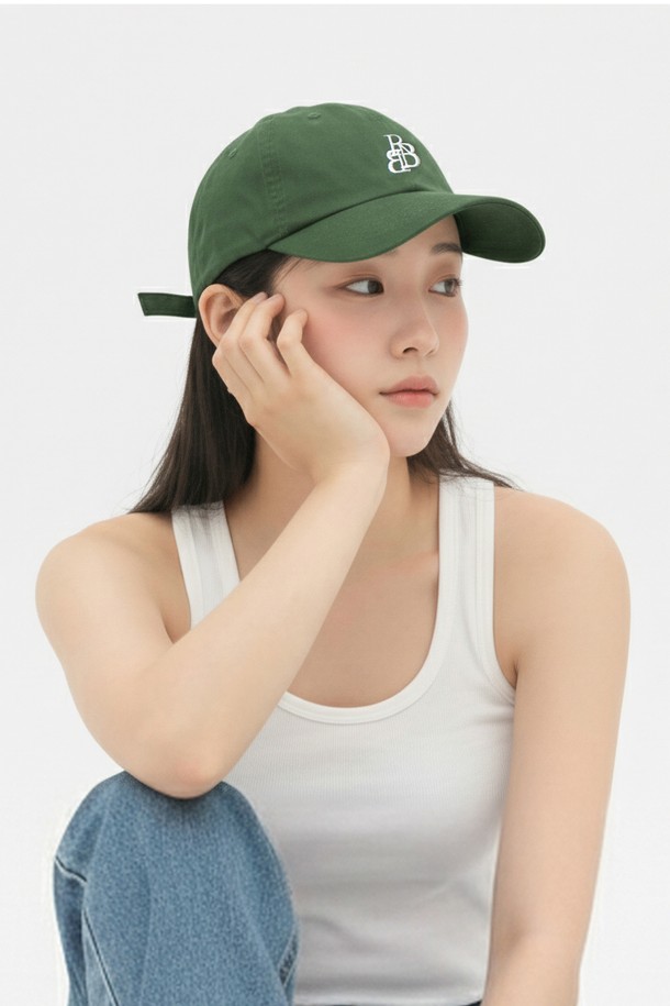 시그니처 스몰 로고 볼캡 그린은 사계절 착용 가능한 면 소재의 볼캡입니다. 깊은 모자 깊이와 넓은 챙으로 UV 차단 기능이 있으며, 오버핏 디자인과 긴 챙이 특징입니다. 앞면 패널은 머리 형태에 맞게 제작되었고, 사이즈 조절 버클과 땀 얼룩 방지 내부 마감 처리로 편안하게 착용할 수 있습니다.
