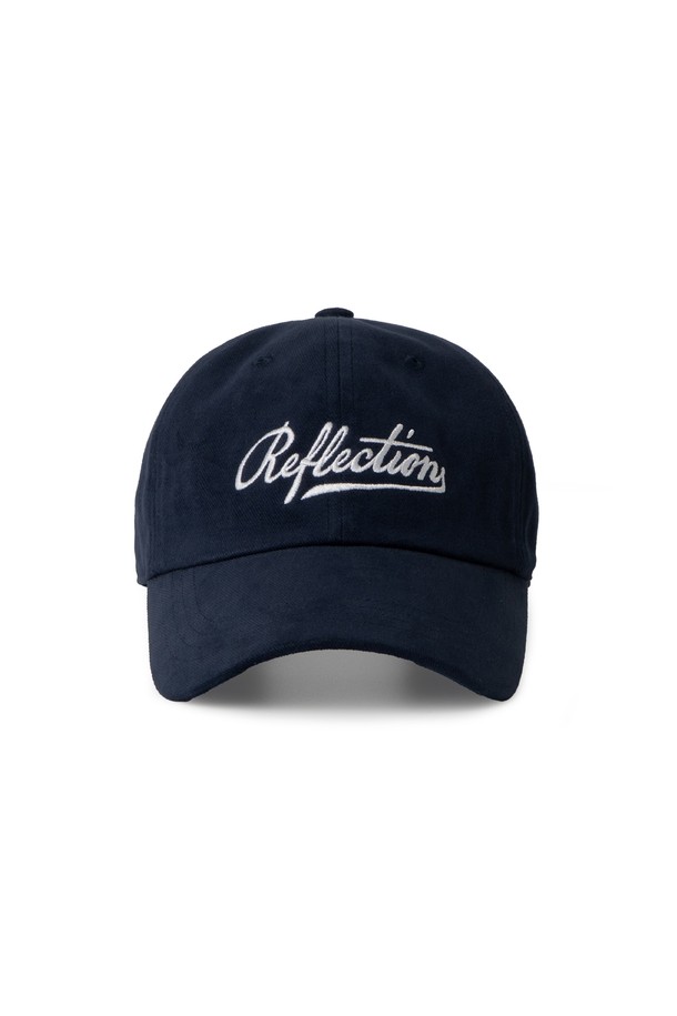 리플렉션 SC. 로고 볼캡 네이비는 캐주얼 및 미니멀 스타일을 즐기는 분들을 위한 모자입니다. 부드러운 면 소재로 제작되어 편안한 착용감을 선사하며, 봄, 여름, 가을 계절에 활용하기 좋습니다. 일반 모자 깊이와 챙 넓이로 제작되었으며, 일상생활은 물론 산책룩에도 잘 어울립니다. 모자 전면에는 로고 자수 디테일이 있으며, 조절 가능한 스트랩으로 핏을 맞춰 착용할 수 있습니다.
