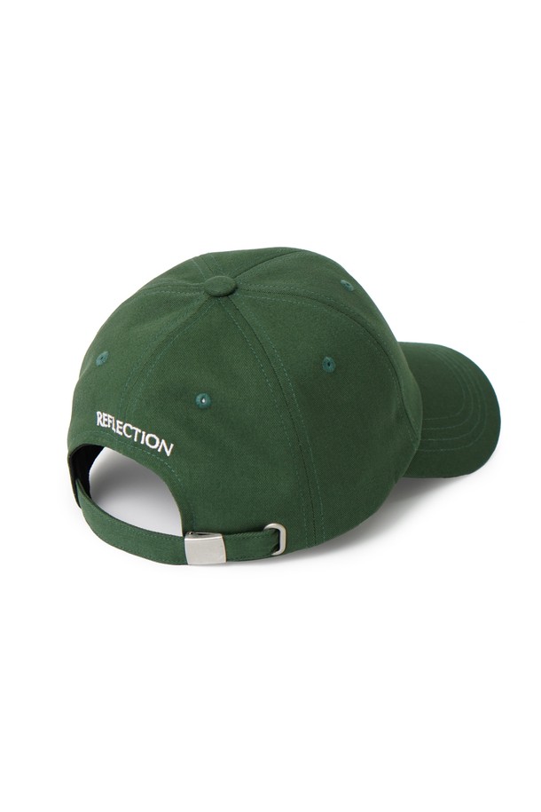 시그니처 스몰 로고 볼캡 그린은 사계절 착용 가능한 면 소재의 볼캡입니다. 깊은 모자 깊이와 넓은 챙으로 UV 차단 기능이 있으며, 오버핏 디자인과 긴 챙이 특징입니다. 앞면 패널은 머리 형태에 맞게 제작되었고, 사이즈 조절 버클과 땀 얼룩 방지 내부 마감 처리로 편안하게 착용할 수 있습니다.
