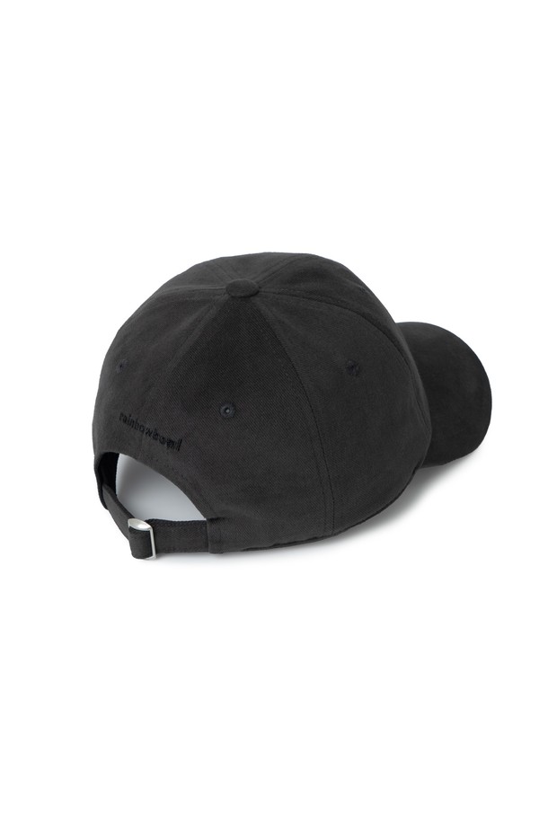 리플렉션 SC. 로고 볼캡 차콜은 심플한 디자인과 데일리 캐주얼 스타일을 위한 볼캡입니다. 부드러운 면 소재로 제작되어 편안한 착용감을 제공하며, 봄, 여름, 가을 계절에 착용하기 좋습니다. 일반적인 모자 깊이와 챙 넓이로 제작되었으며, 차콜 컬러에 로고 자수 디테일이 돋보입니다. 캐주얼, 미니멀 스타일을 즐겨 입는 분들께 추천합니다.
