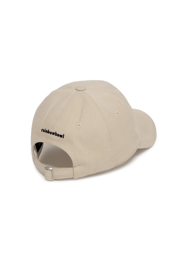 리플렉션 SC. 로고 볼캡 베이지는 부드러운 면 소재로 제작되어 편안한 착용감을 선사합니다. 일상에서 캐주얼하고 미니멀한 스타일을 연출하기에 적합하며, 봄, 여름, 가을 계절에 활용하기 좋습니다. 일반적인 모자 깊이와 챙 넓이로 디자인되어 있습니다. 베이지 컬러에 로고 자수 디테일이 더해져 포인트를 줍니다.
