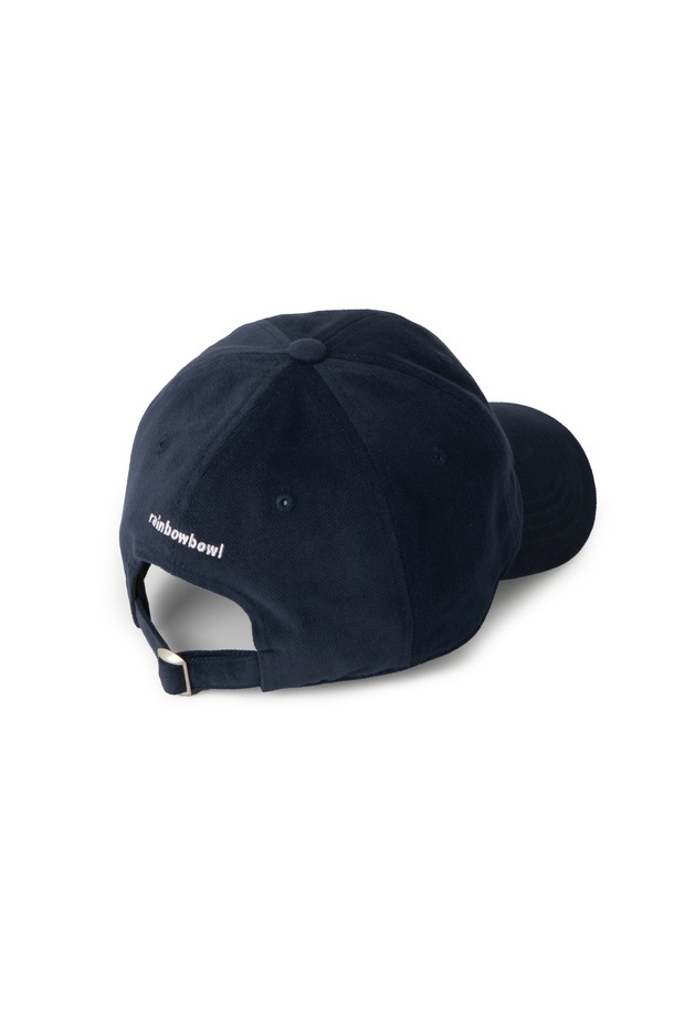 리플렉션 SC. 로고 볼캡 네이비는 캐주얼 및 미니멀 스타일을 즐기는 분들을 위한 모자입니다. 부드러운 면 소재로 제작되어 편안한 착용감을 선사하며, 봄, 여름, 가을 계절에 활용하기 좋습니다. 일반 모자 깊이와 챙 넓이로 제작되었으며, 일상생활은 물론 산책룩에도 잘 어울립니다. 모자 전면에는 로고 자수 디테일이 있으며, 조절 가능한 스트랩으로 핏을 맞춰 착용할 수 있습니다.
