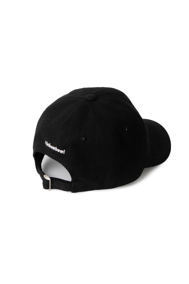 리플렉션 SC. 로고 볼캡 블랙은 캐주얼, 미니멀, 시티보이 스타일을 즐기는 분들을 위한 필수 아이템입니다. 부드러운 면 소재로 제작되어 편안한 착용감을 선사하며, 봄, 여름, 가을 계절에 활용하기 좋습니다. 심플한 디자인에 로고 자수 디테일이 포인트로 들어가 세련된 느낌을 더합니다. 일상에서의 산책룩, 여행룩에 매치하여 스타일리시함을 연출해보세요. 뒤쪽 스트랩으로 사이즈 조절이 가능하여 누구나 편안하게 착용할 수 있습니다.
