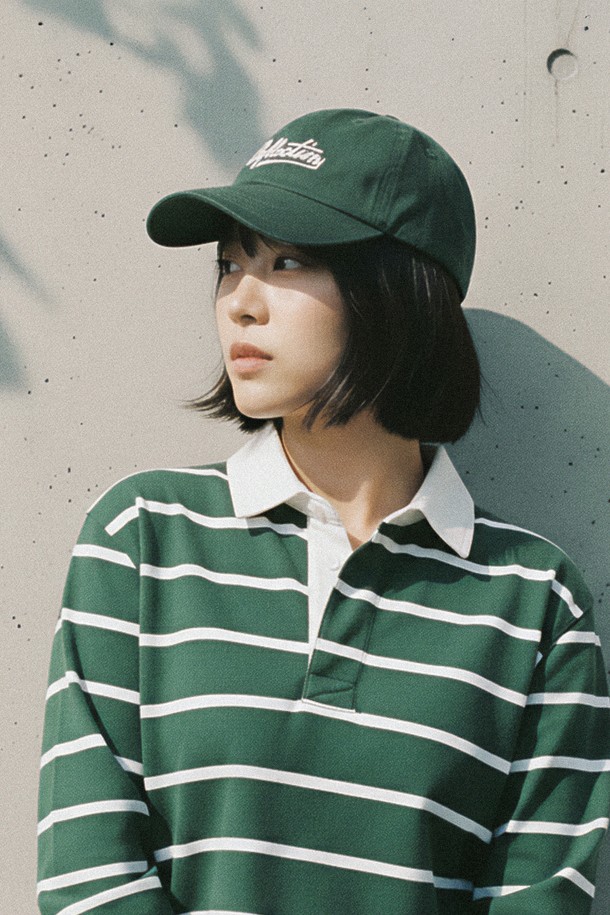 리플렉션 SC. 로고 볼캡 그린은 캐주얼, 미니멀, 시티보이 스타일을 추구하는 분들을 위한 모자입니다. 봄, 여름, 가을, 계절에 맞춰 여행룩, 산책룩 등 다양한 TPO에 활용하기 좋습니다. 부드러운 면 소재로 제작되어 편안한 착용감을 제공하며, 일반적인 모자 깊이와 챙 넓이로 제작되었습니다. 그린 컬러 바탕에 SC 로고 자수 디테일이 들어가 포인트를 더하며, 사이즈 조절 기능으로 편안하게 착용할 수 있습니다.
