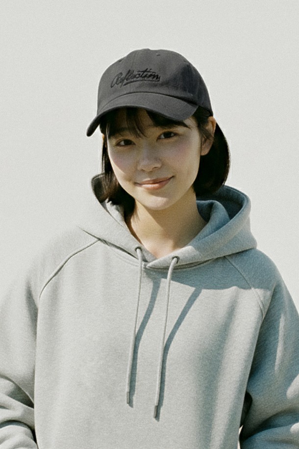 리플렉션 SC. 로고 볼캡 차콜은 심플한 디자인과 데일리 캐주얼 스타일을 위한 볼캡입니다. 부드러운 면 소재로 제작되어 편안한 착용감을 제공하며, 봄, 여름, 가을 계절에 착용하기 좋습니다. 일반적인 모자 깊이와 챙 넓이로 제작되었으며, 차콜 컬러에 로고 자수 디테일이 돋보입니다. 캐주얼, 미니멀 스타일을 즐겨 입는 분들께 추천합니다.
